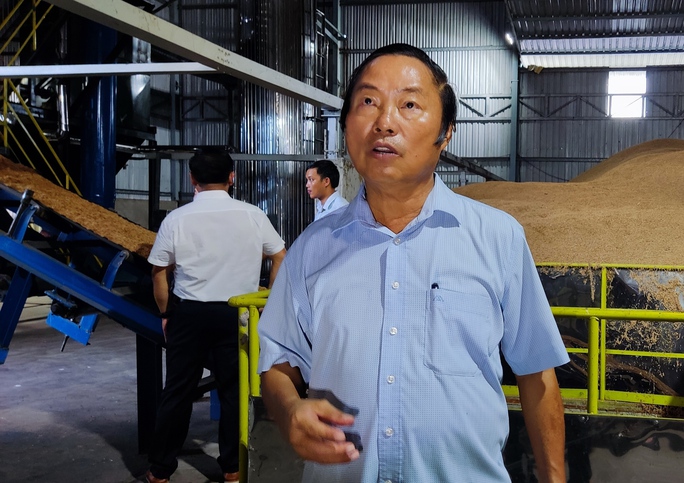 Ông Nguyễn Duy Linh giới thiệu về hệ thống lò hơi sử dụng nhiên liệu trấu (phía sau)