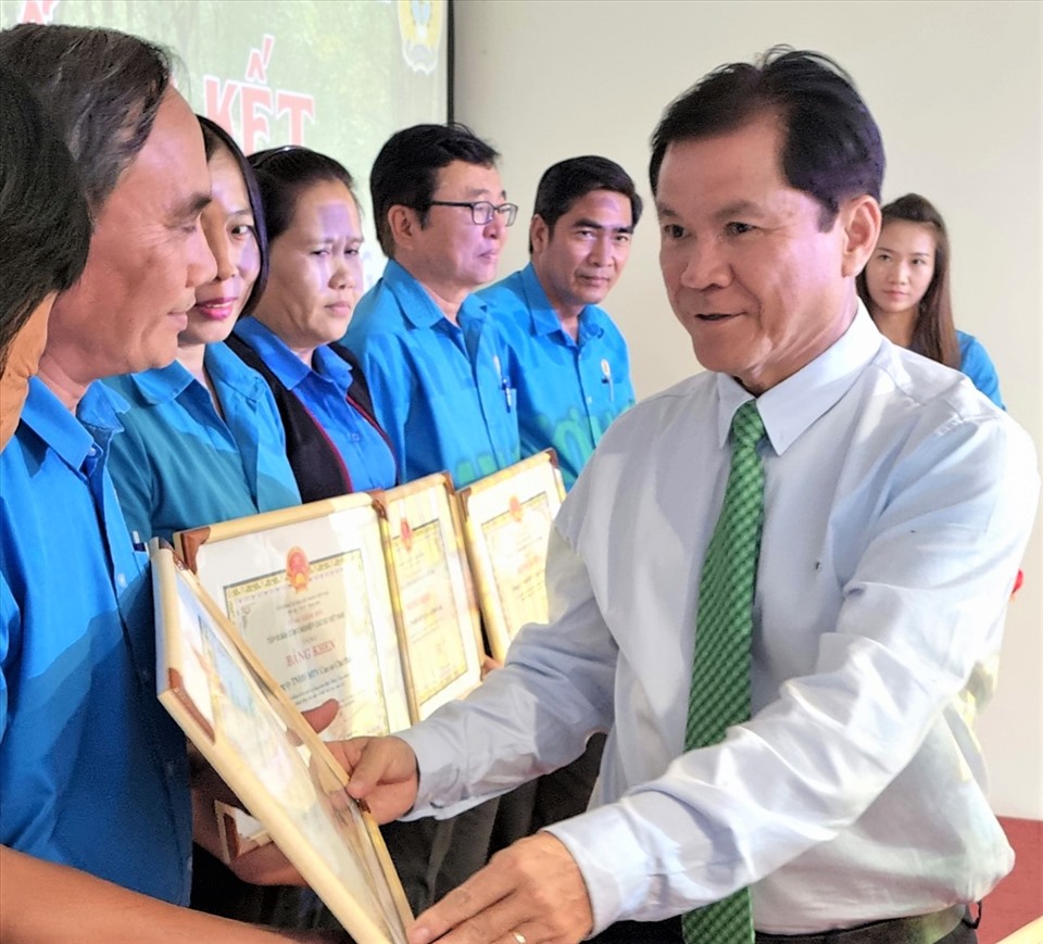 Ông Lê Thanh Hưng - Tổng giám đốc VRG - trao Bằng khen của VRG cho đại diện các tập thể có nhiều thành tích trong "Tháng Công nhân" năm 2022. Ảnh: Nam Dương